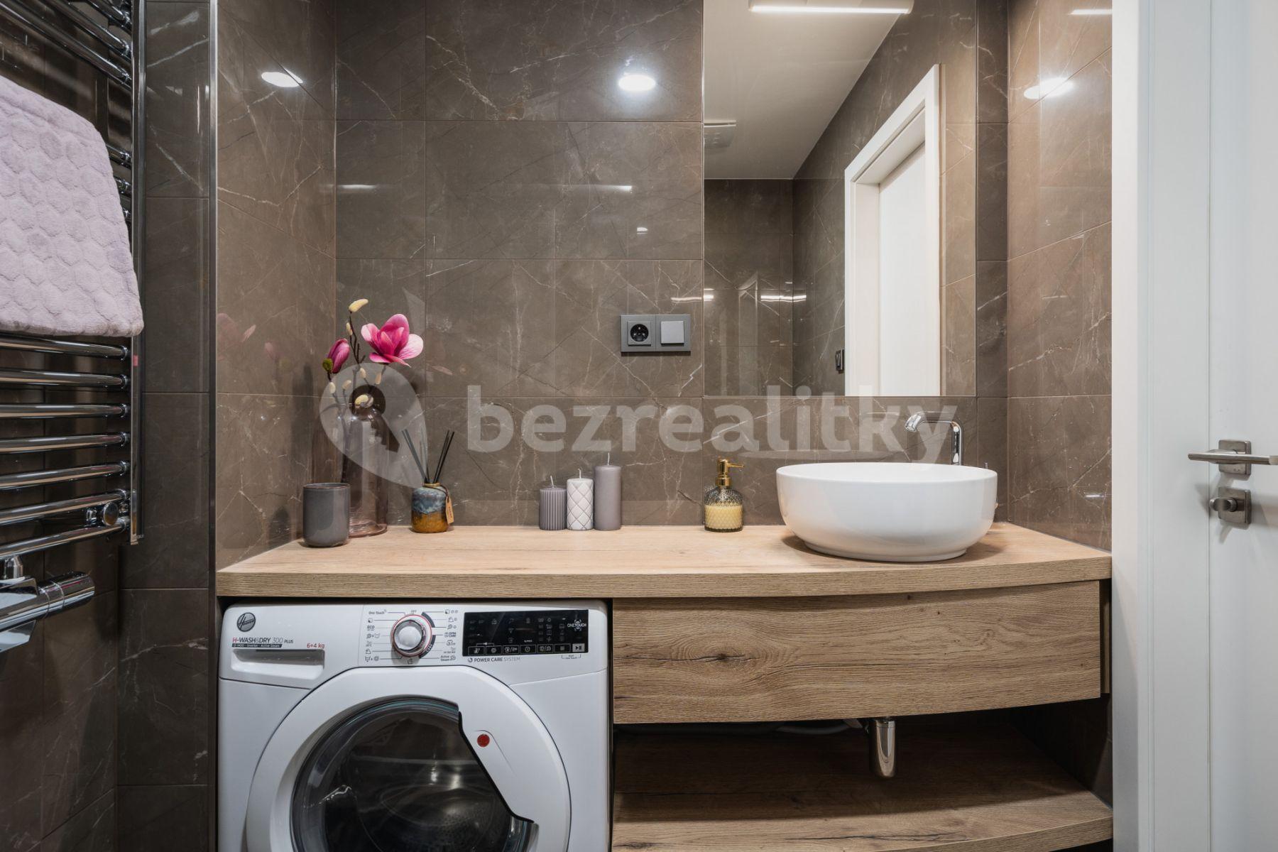 Prenájom bytu 1-izbový 32 m², Peckova, Praha, Praha