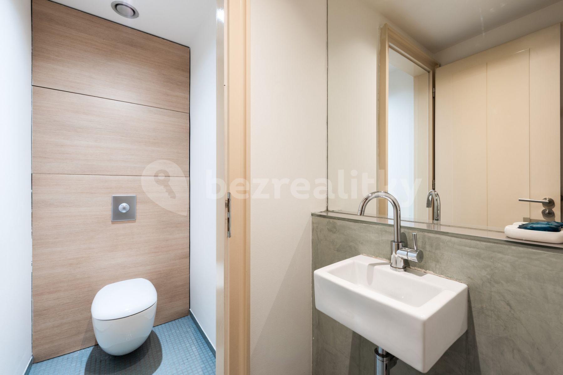 Prenájom bytu 2-izbový 56 m², Rohanské nábřeží, Praha, Praha