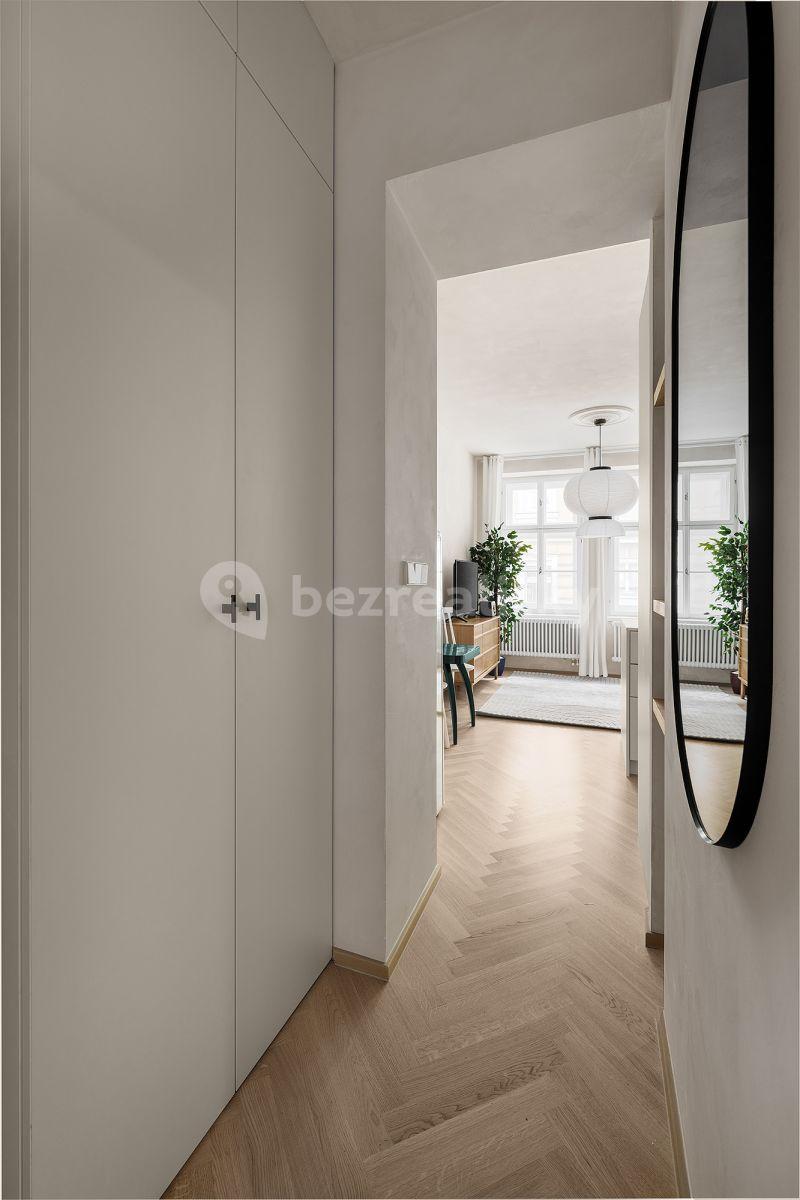 Prenájom bytu 2-izbový 35 m², Sevastopolská, Praha, Praha