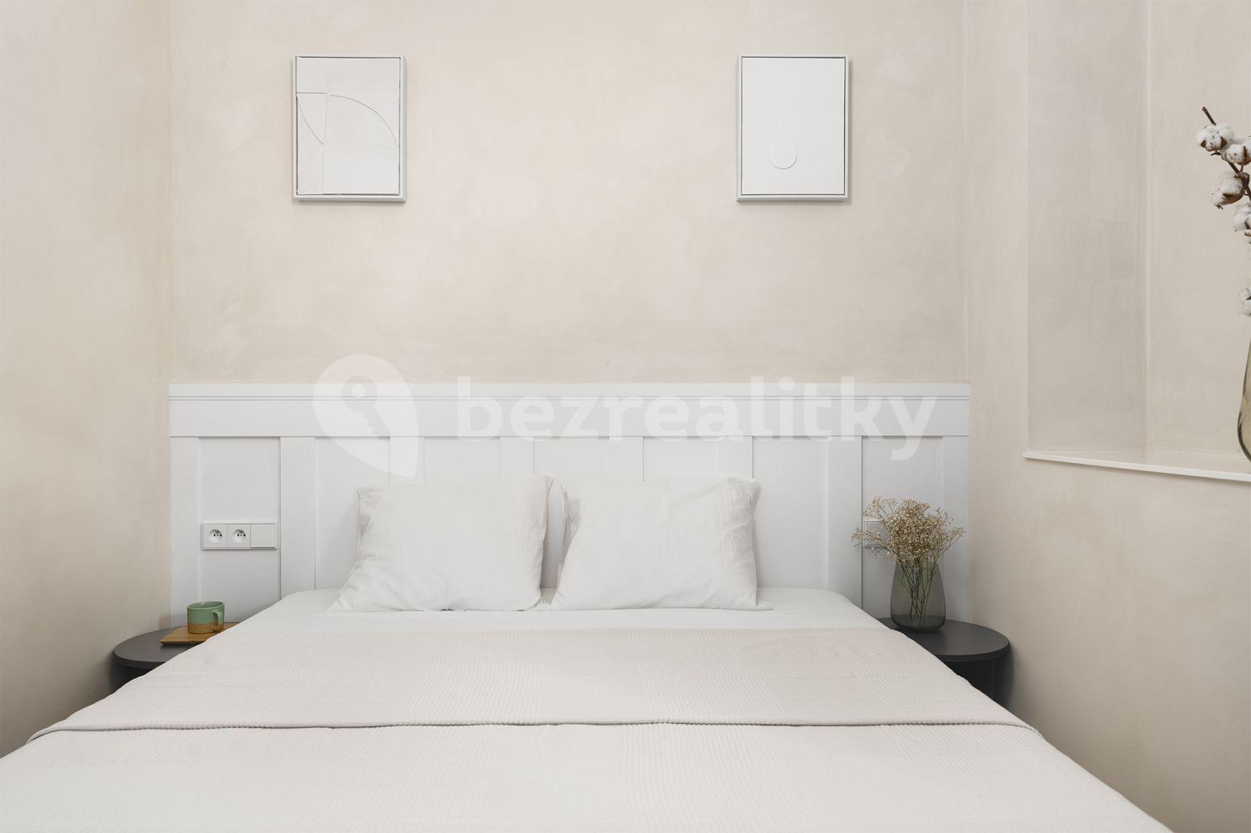 Prenájom bytu 2-izbový 35 m², Sevastopolská, Praha, Praha