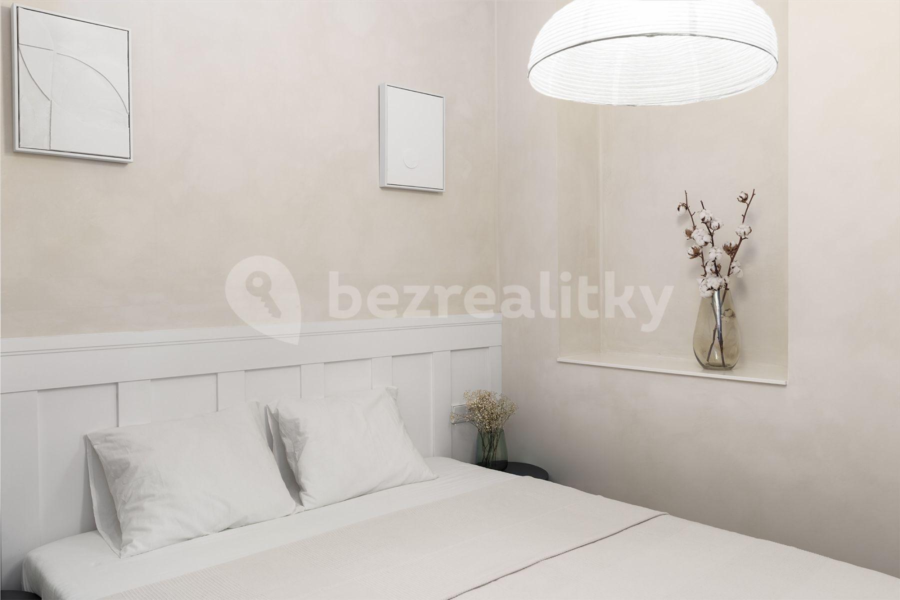 Prenájom bytu 2-izbový 35 m², Sevastopolská, Praha, Praha