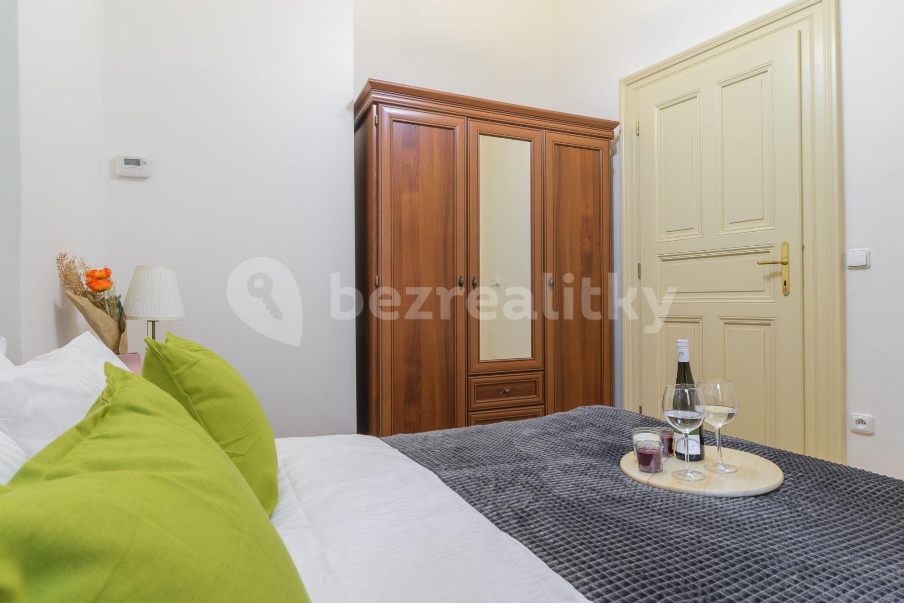 Prenájom bytu 4-izbový 80 m², Soukenická, Praha, Praha