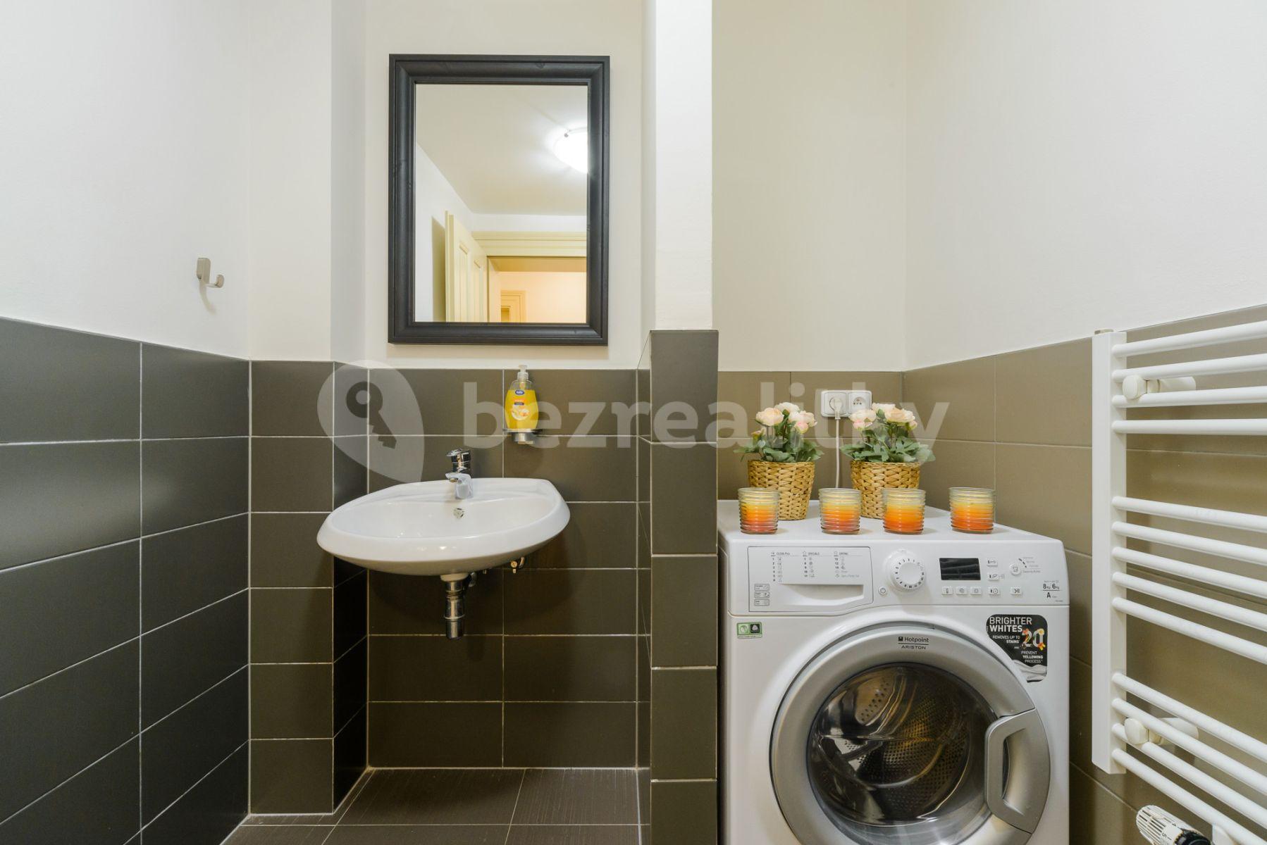 Prenájom bytu 4-izbový 80 m², Soukenická, Praha, Praha