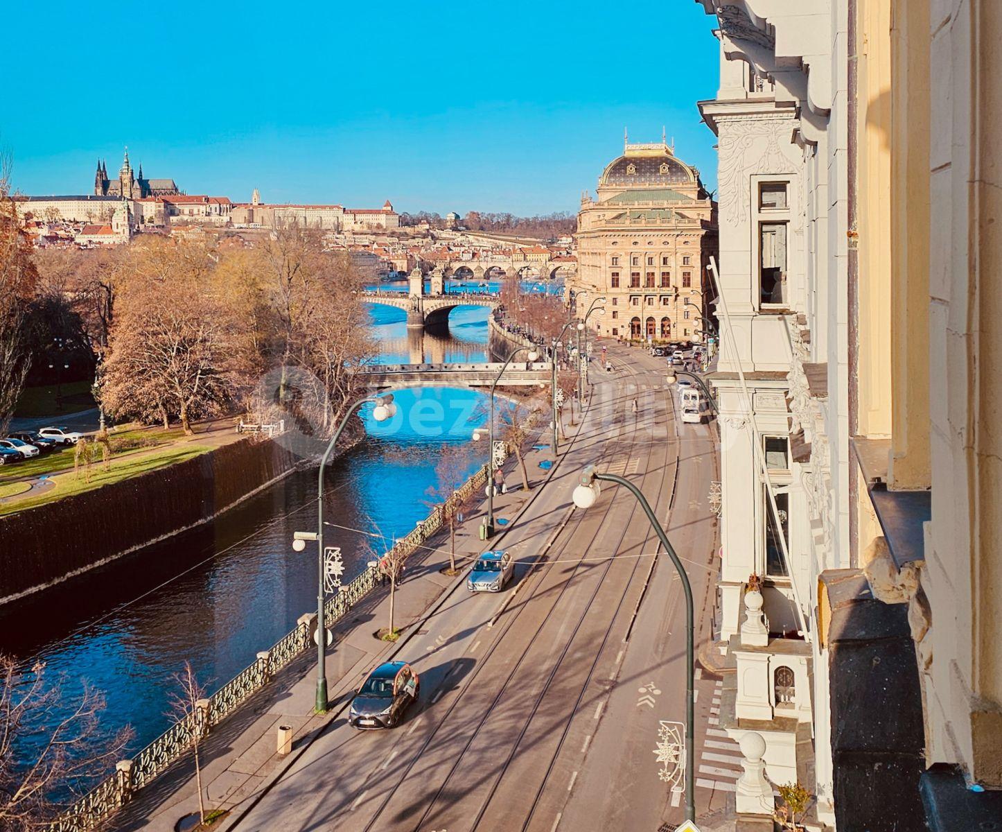 Prenájom bytu 3-izbový 80 m², Masarykovo nábřeží, Praha, Praha