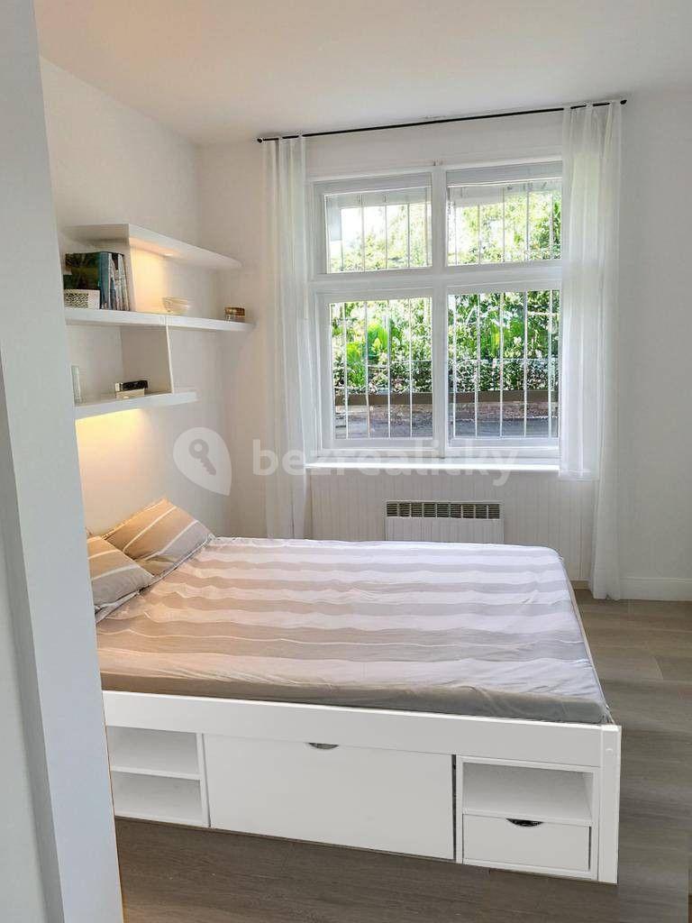 Prenájom bytu 2-izbový 52 m², U Obecního dvora, Praha, Praha