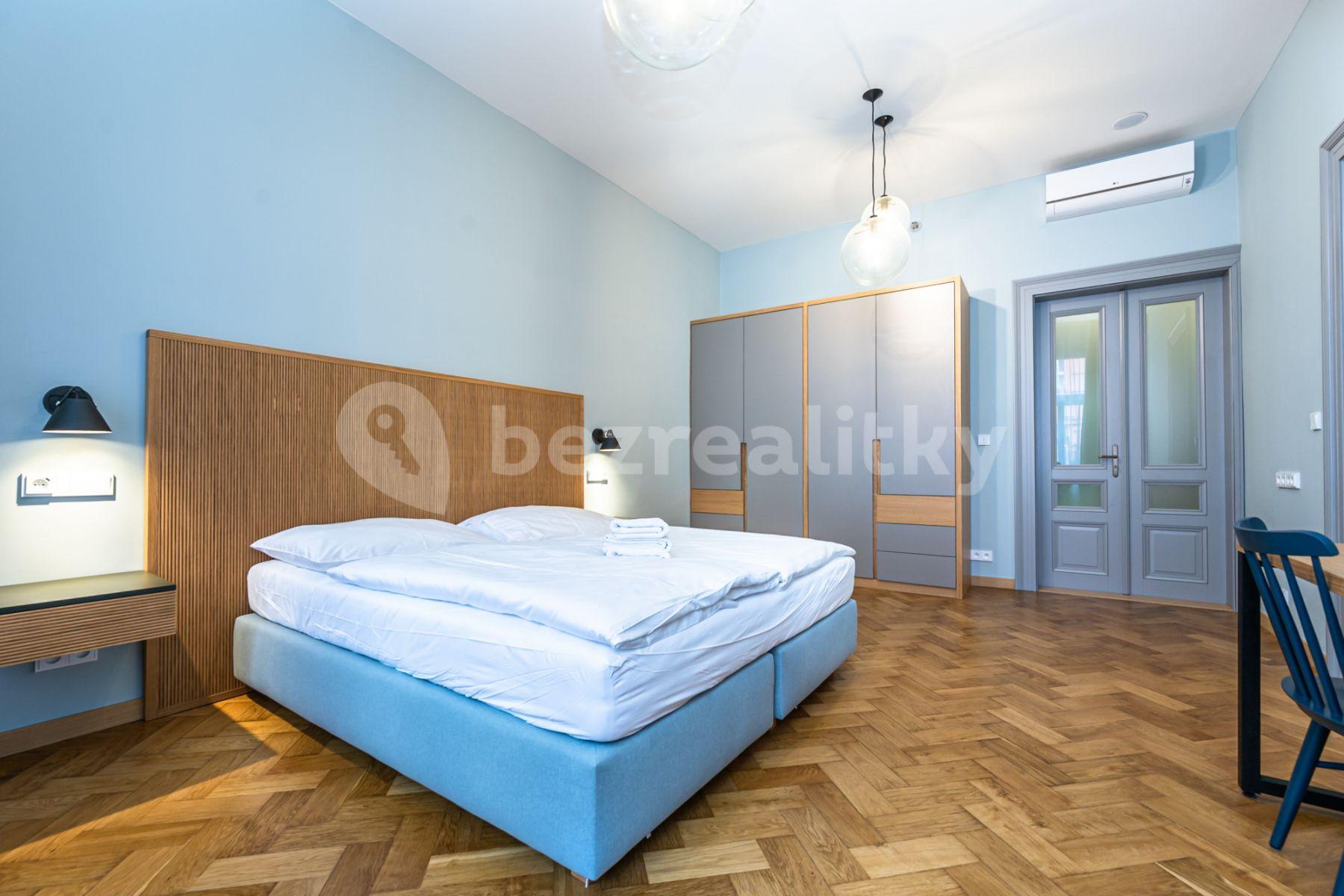 Prenájom bytu 3-izbový 80 m², Krkonošská, Praha, Praha