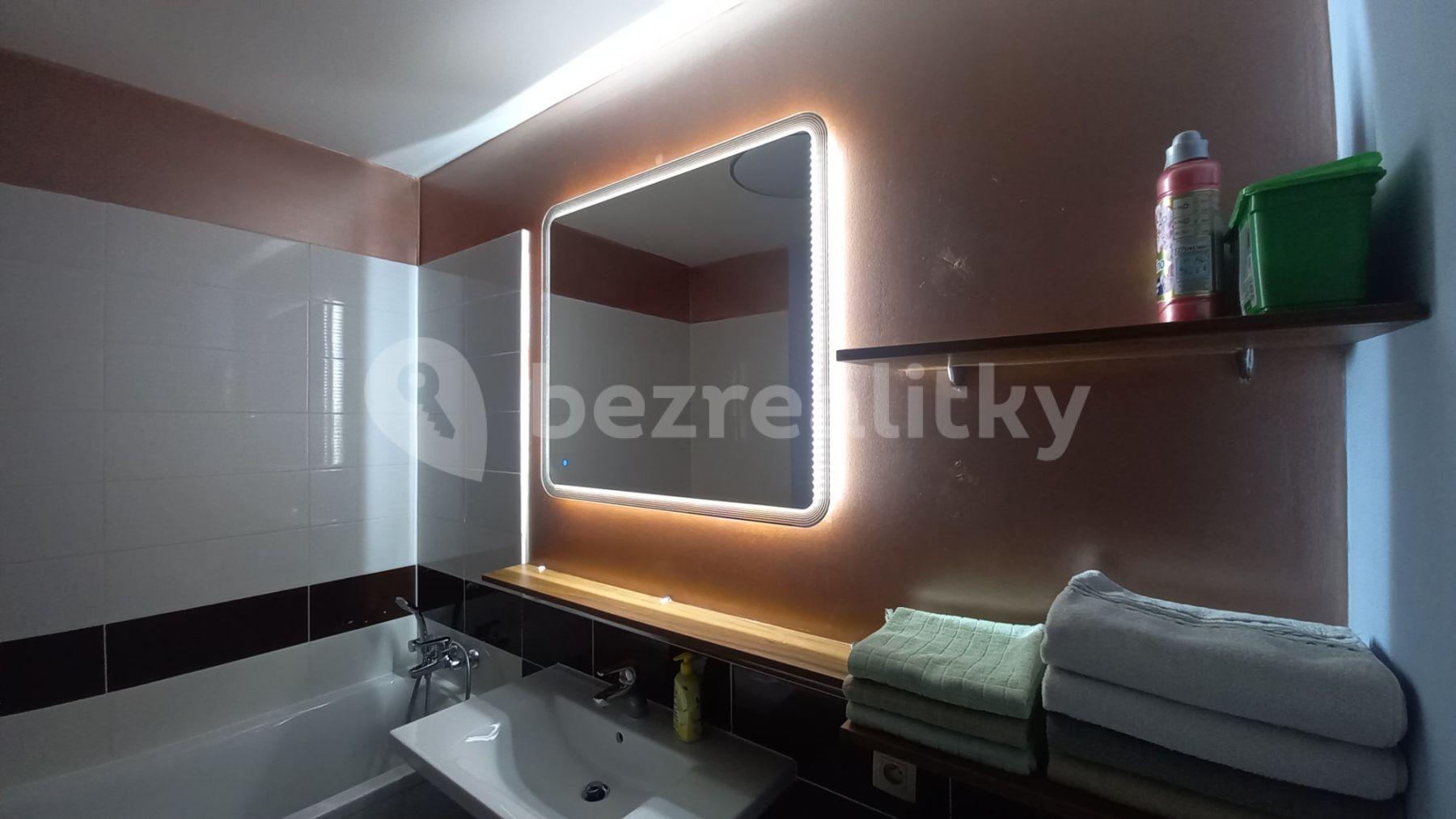 Prenájom bytu 3-izbový 74 m², Landererova, Bratislava - mestská časť Staré Mesto, Bratislavský kraj