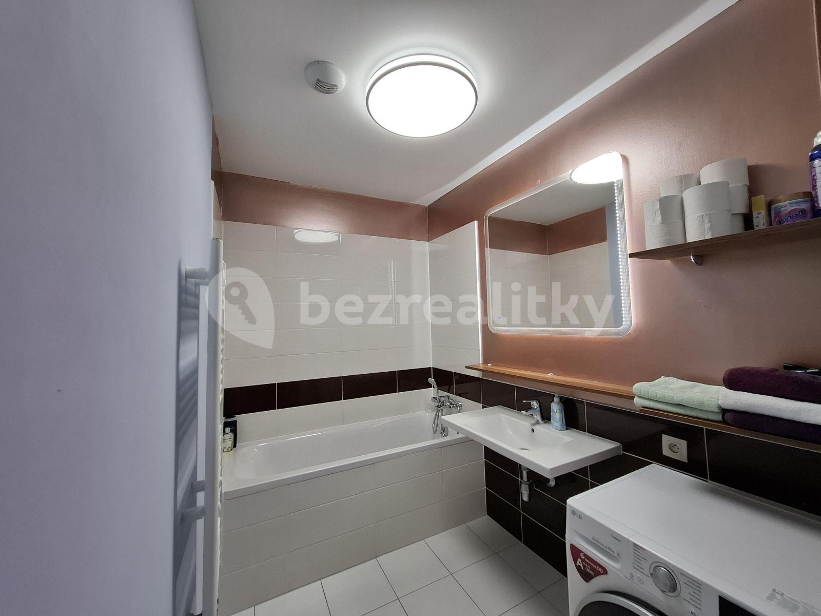 Prenájom bytu 3-izbový 74 m², Landererova, Bratislava - mestská časť Staré Mesto, Bratislavský kraj