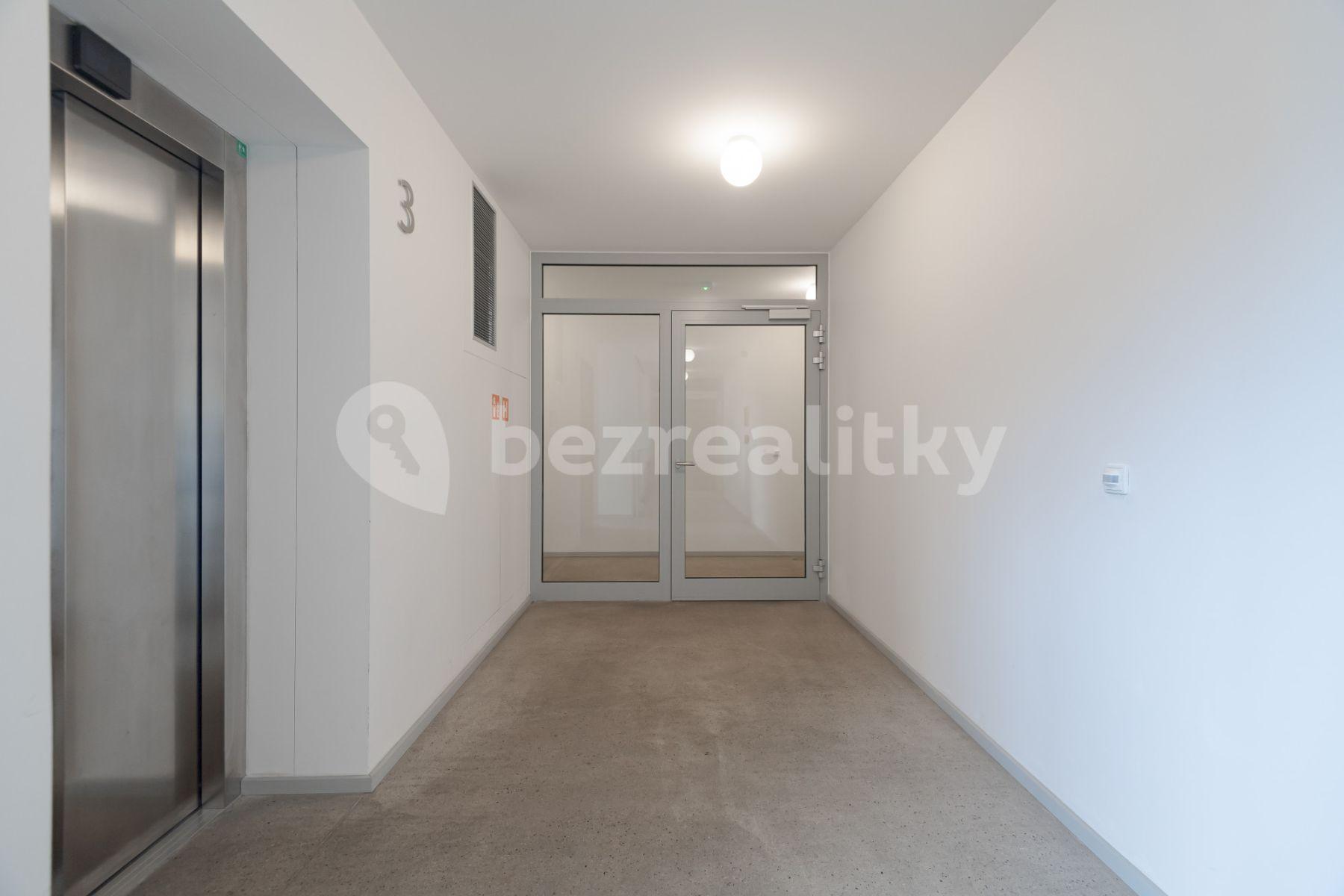 Prenájom bytu 1-izbový 35 m², Koněvova, Praha, Praha