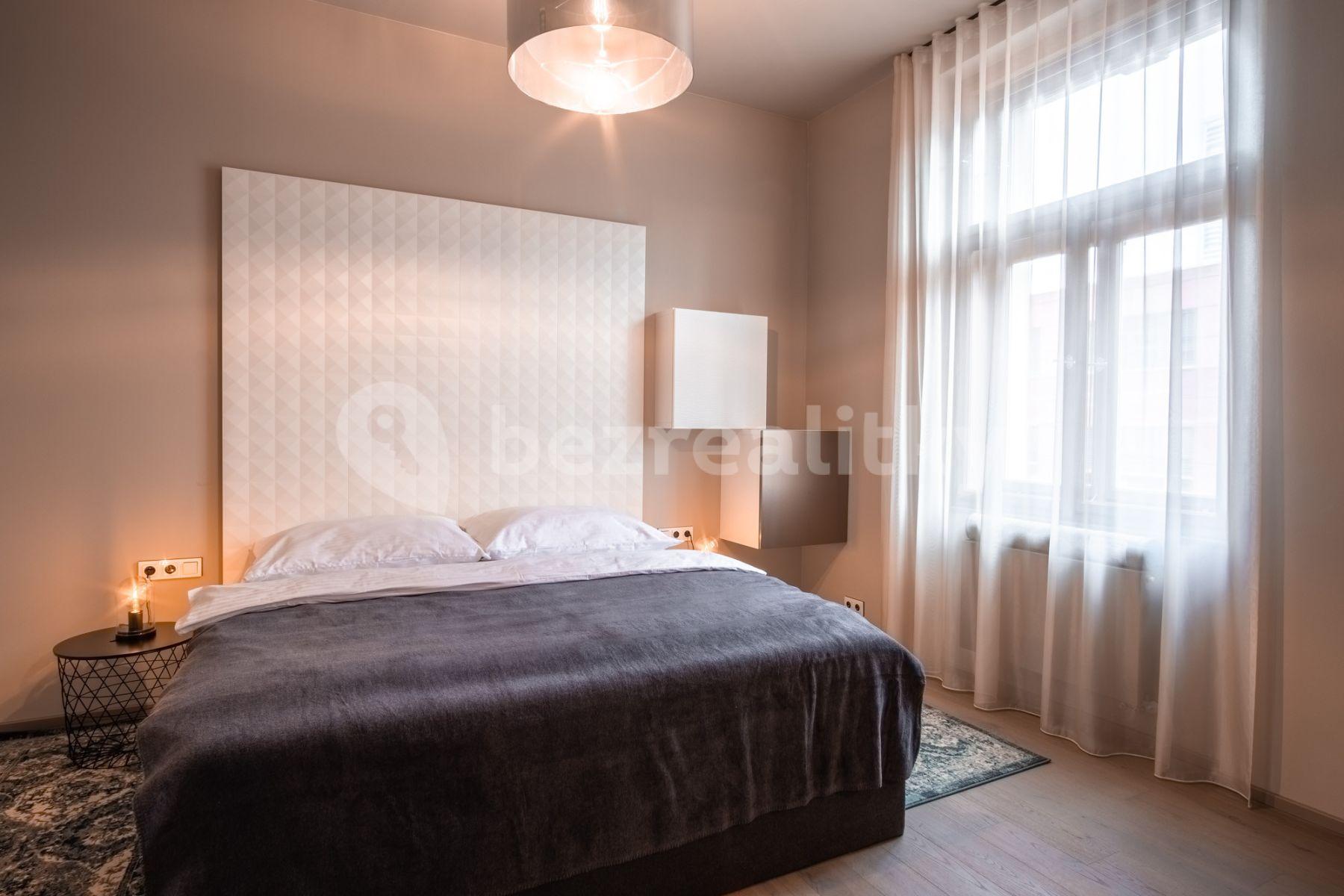 Prenájom bytu 2-izbový 47 m², Římská, Praha, Praha