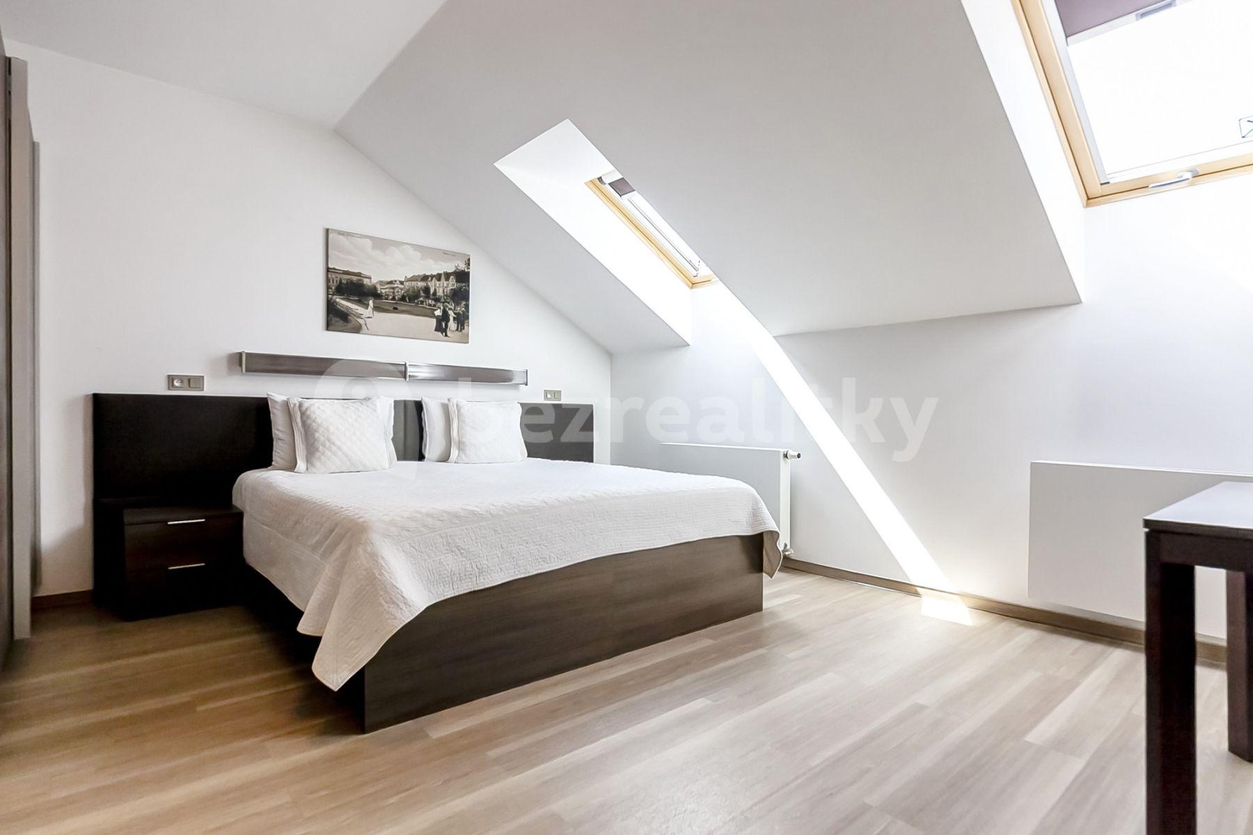 Prenájom bytu 1-izbový 30 m², Legerova, Praha, Praha