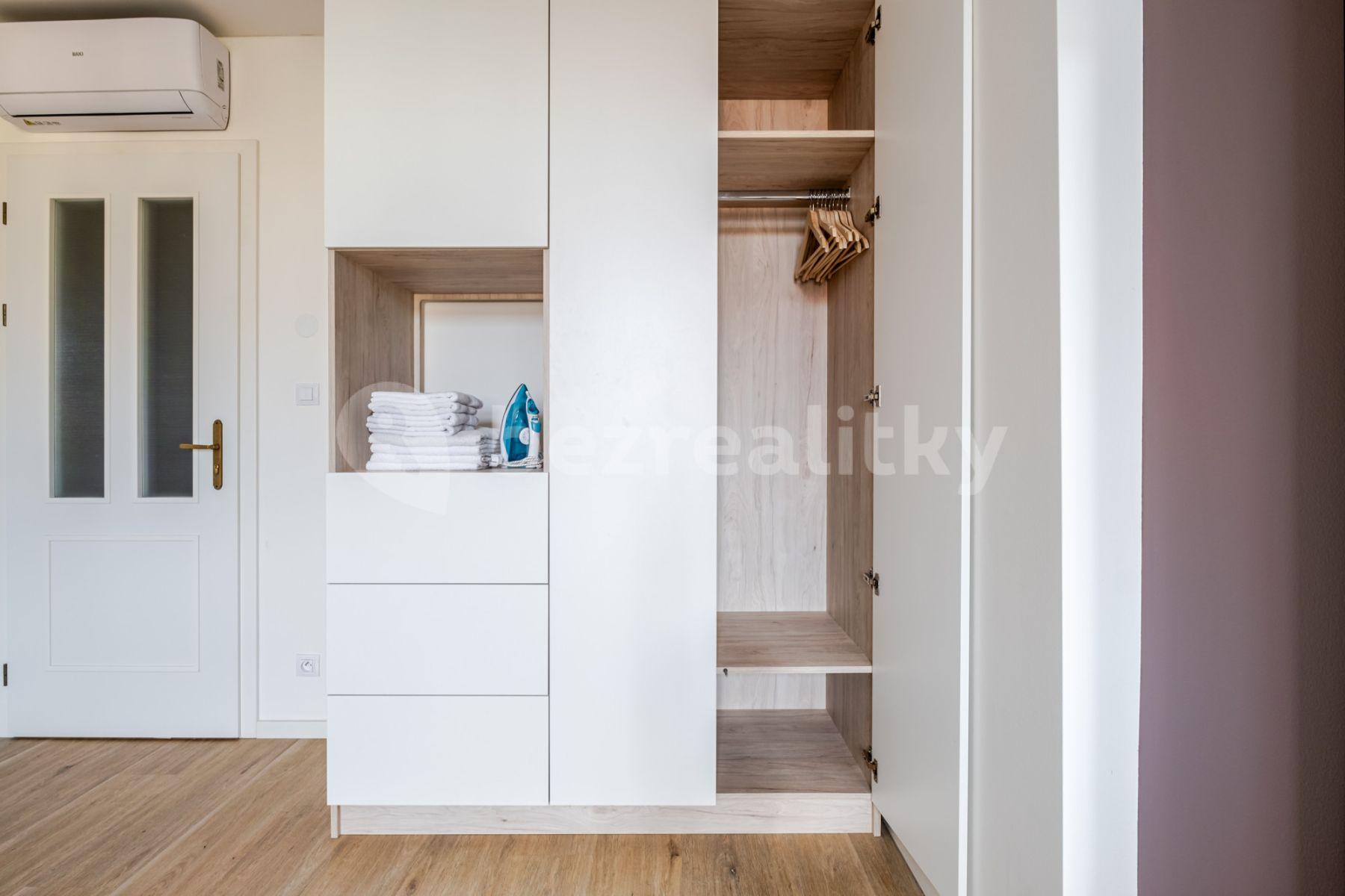 Prenájom bytu 2-izbový 55 m², Chodská, Praha, Praha