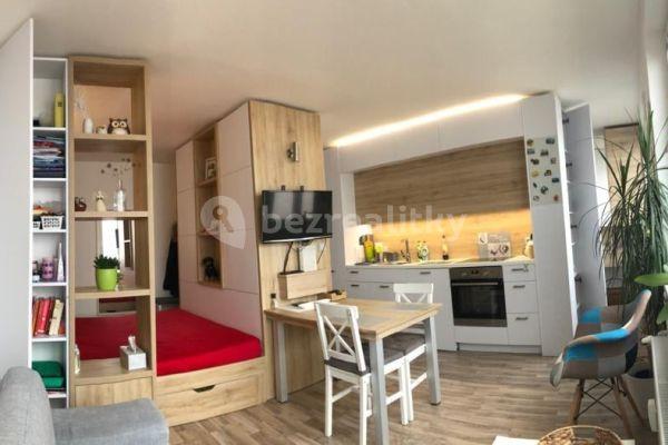 Prenájom bytu 1-izbový 31 m², Topolová, Praha