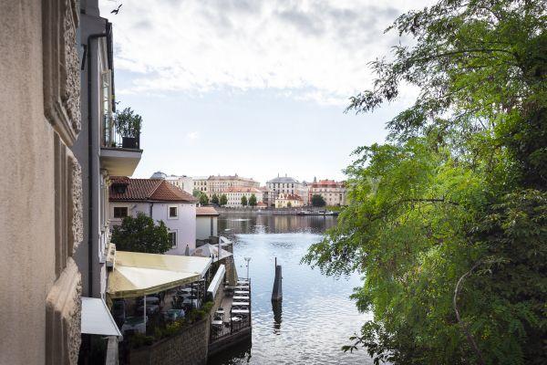 Prenájom bytu 2-izbový 56 m², U Lužického semináře, Praha